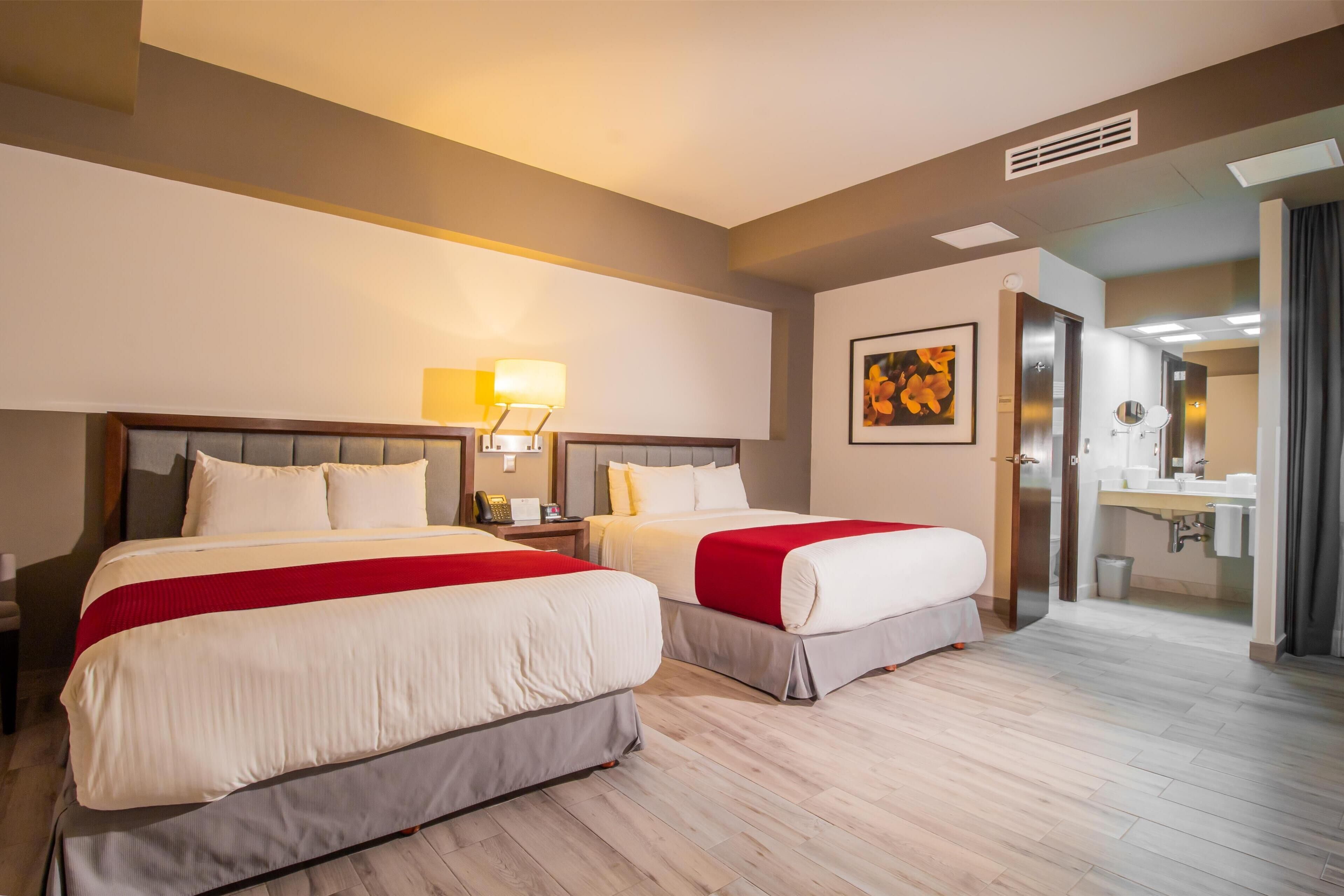 Chambre Standard, 2 grands lits, non-fumeurs (Pet Friendly) | Minibar, coffres-forts dans les chambres, bureau