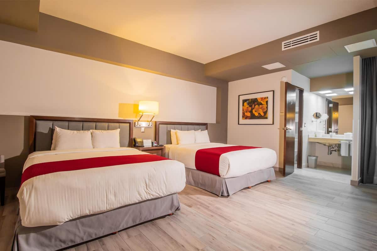 ห้องสแตนดาร์ด, เตียงควีนไซส์ 2 เตียง, ปลอดบุหรี่ (Pet Friendly) | มินิบาร์, ตู้นิรภัยในห้องพัก, โต๊ะทำงาน, พื้นที่ทำงานแบบใช้แล็ปท็อป