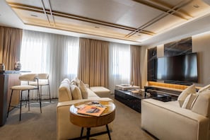 Suíte, 1 cama King, para não fumantes, banheira de hidromassagem (2nd Floor) | 1 quarto, frigobar, cofres nos quartos, escrivaninha