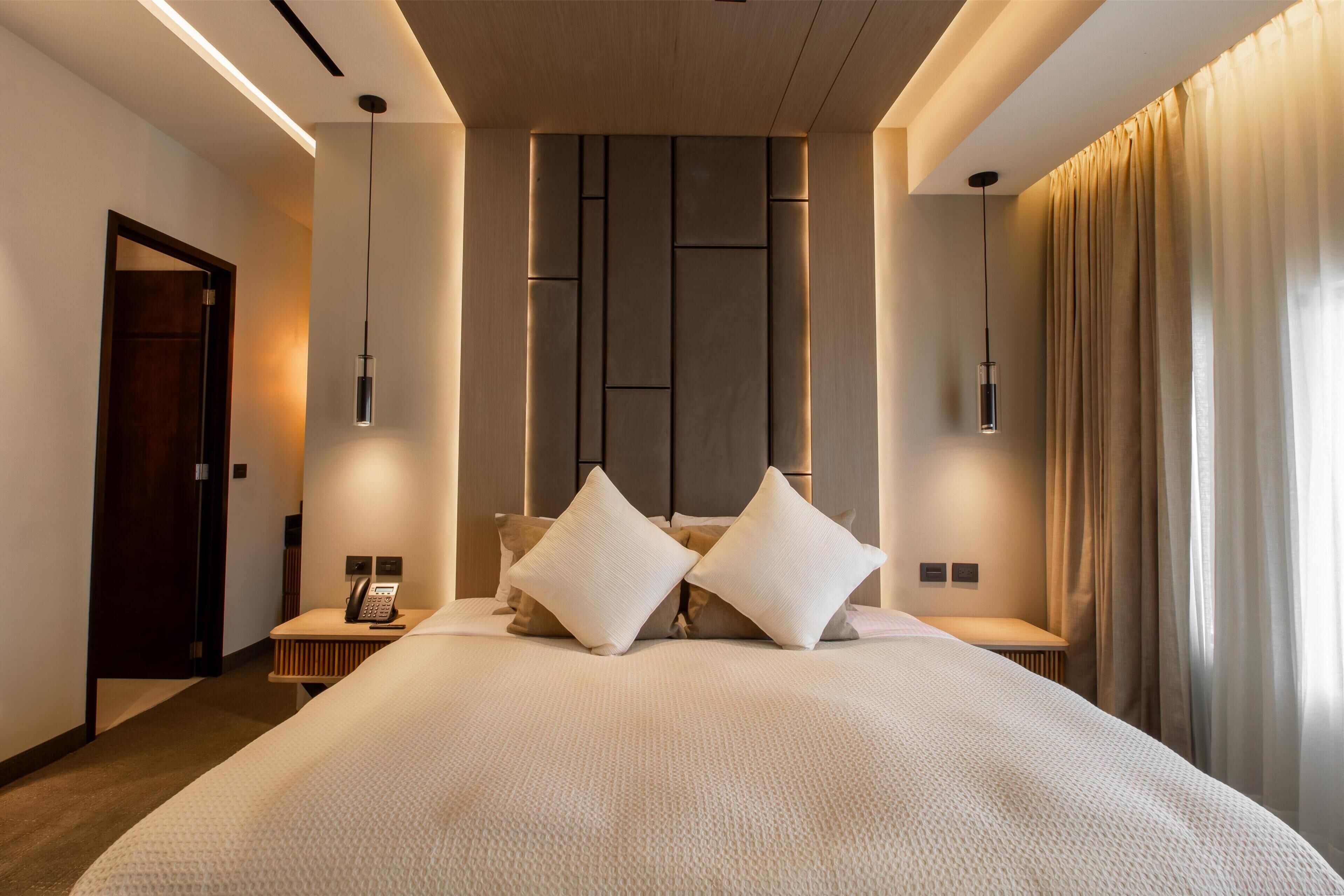 Suite, 1 King Bed, Non Smoking, Jetted Tub (2nd Floor) | Minibar, in-room safe, desk, laptop workspace