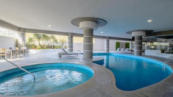 Innendørsbasseng og solsenger