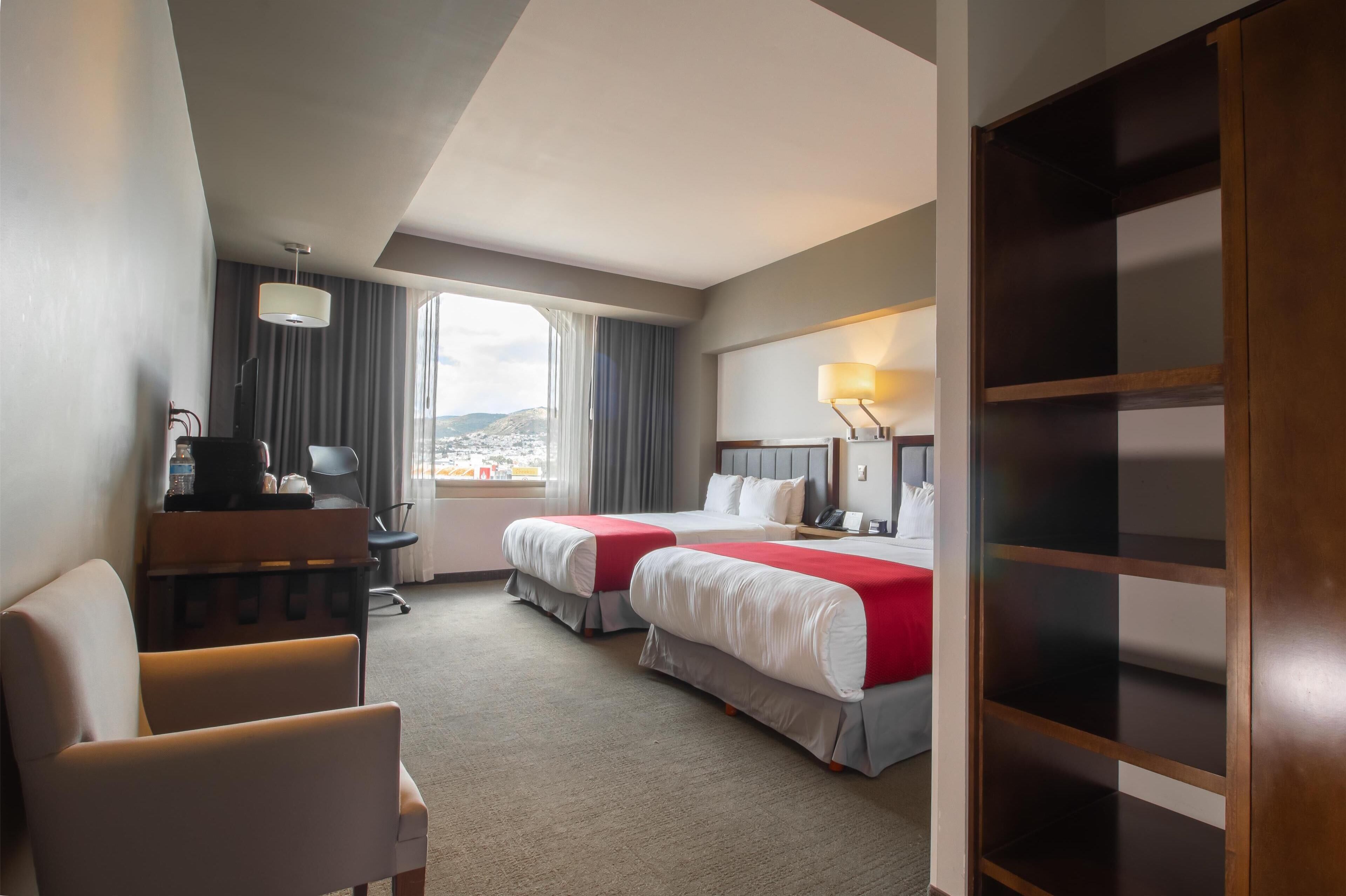 Chambre Standard, 2 grands lits, accessible aux personnes à mobilité réduite, non-fumeurs | Minibar, coffres-forts dans les chambres, bureau