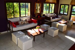 Coin salon dans le hall