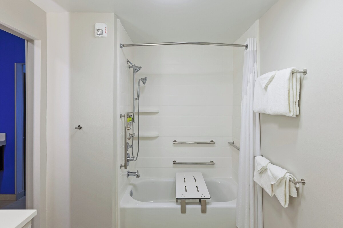 Zimmersafe, Schreibtisch, Verdunkelungsvorhänge, Bügeleisen/Bügelbrett