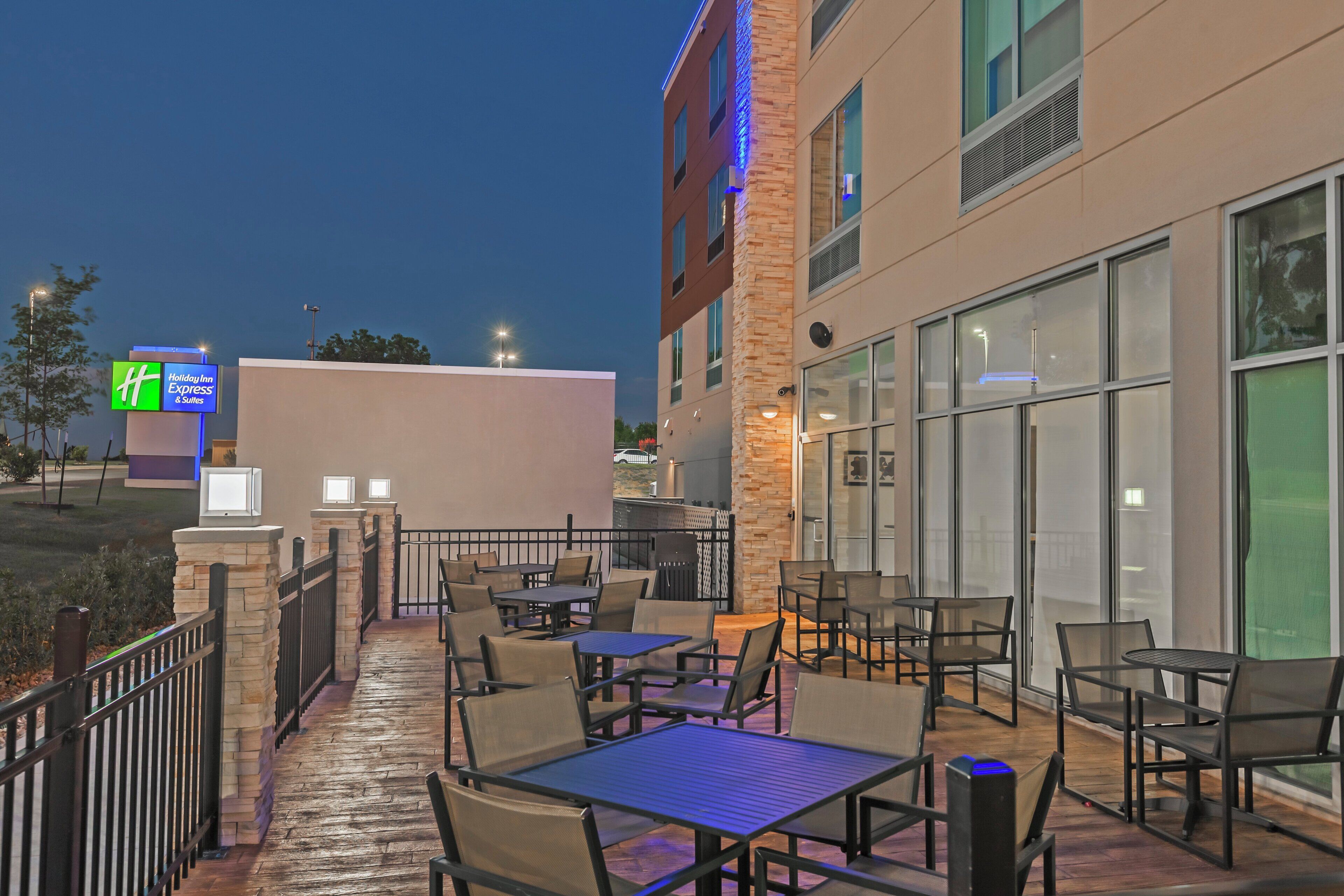 Photo - Holiday Inn Express & Suites Tulsa South - Woodland Hills by IHG