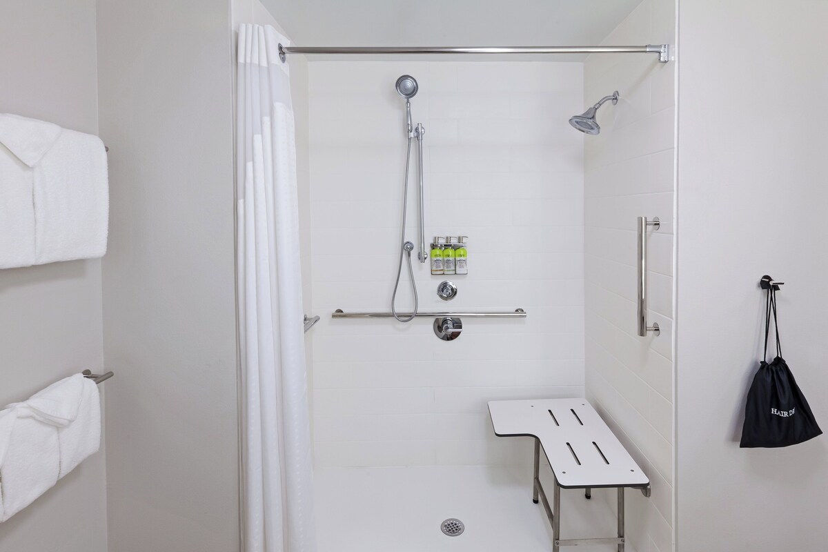 Standardzimmer, 1 King-Bett, barrierefrei (Mobility Roll-In Shower)