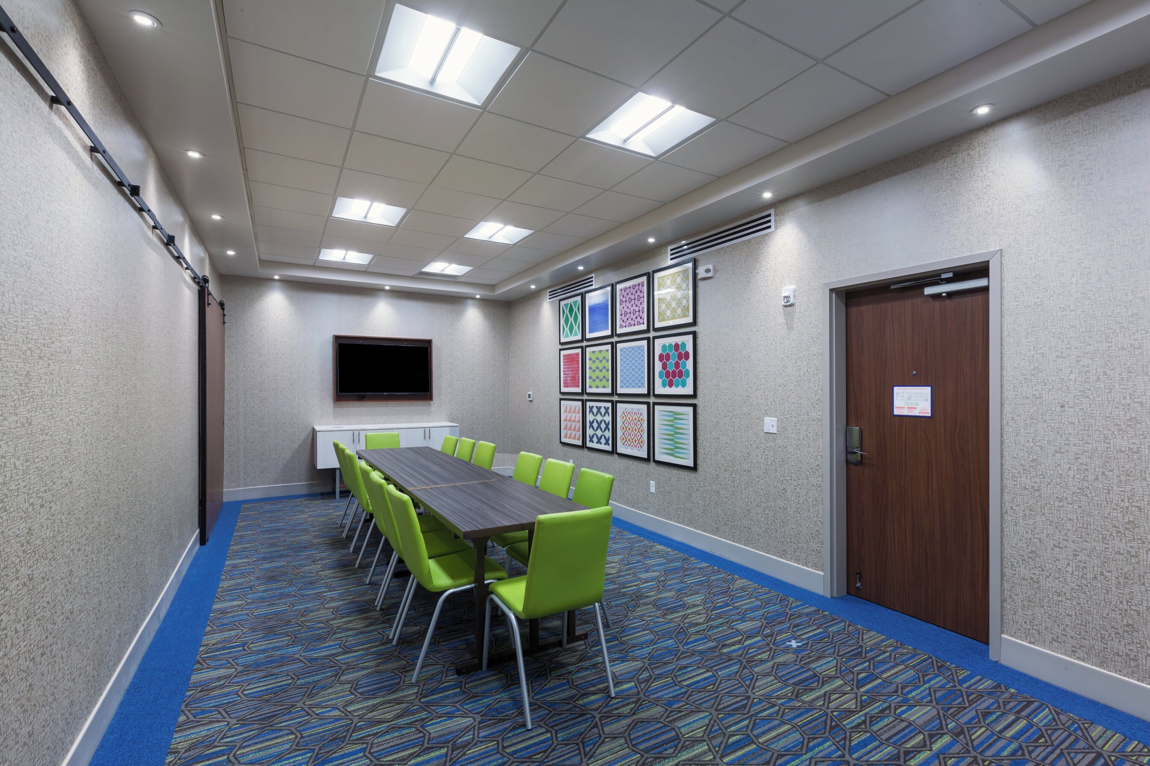 Photo - Holiday Inn Express & Suites Tulsa South - Woodland Hills by IHG