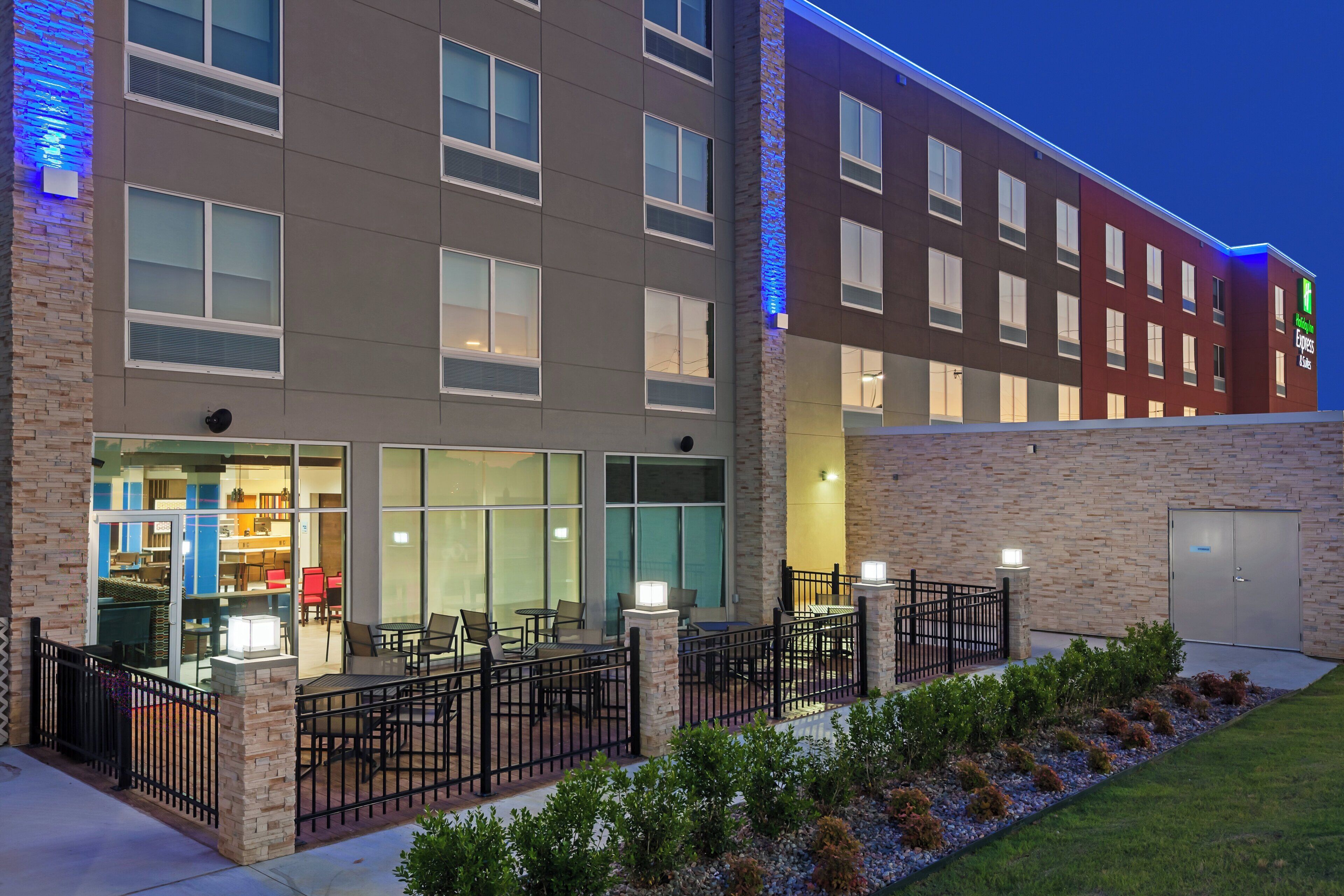Photo - Holiday Inn Express & Suites Tulsa South - Woodland Hills by IHG