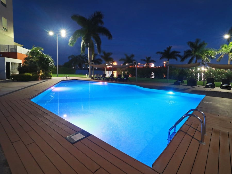 2 albercas al aire libre, acceso de 08:00 a 22:00, y camastros