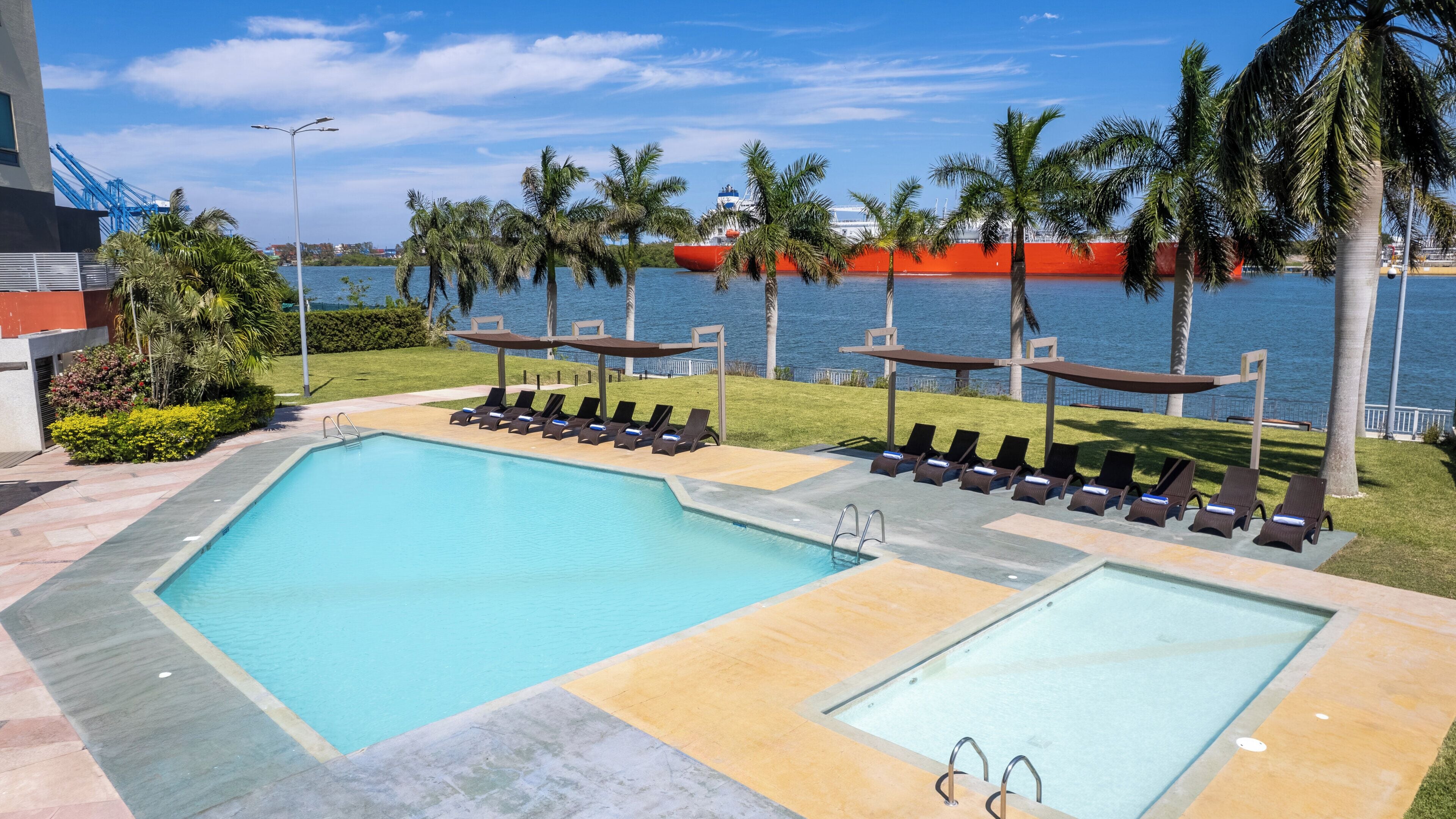 2 piscinas al aire libre, sillones reclinables de piscina