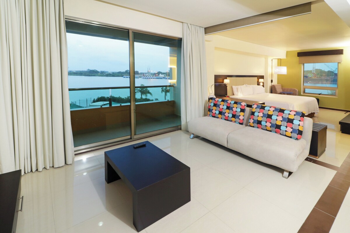 Suite, 1 kingsize bed | Luxe beddengoed, pillowtop-bedden, een minibar, een kluis op de kamer