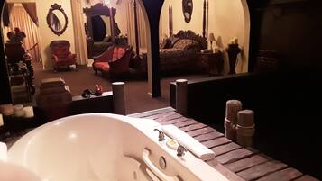 Luxury Suite, 1 King Bed, Jetted Tub | Interior detail