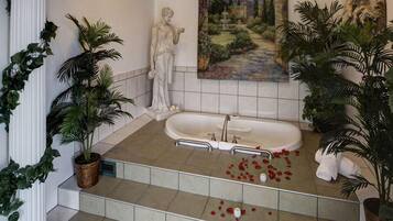 Luxury Suite, 1 Queen Bed, Jetted Tub, Mountainside | Bathroom | Separate tub and shower, jetted tub, free toiletries, hair dryer