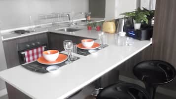 Studio Standar | Dapur pribadi | Lemari es besar, microwave, oven, dan kompor