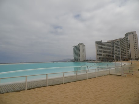 Una piscina techada, una piscina al aire libre