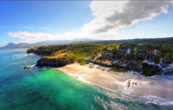 On the beach, beach towels - Casa de Mita Hotel (Punta de Mita)