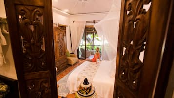Deluxe Ocean View Lower Floor King | Ylelliset vuodevaatteet, ilmaiset minibaarituotteet