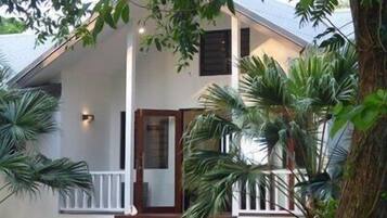 Mahimahi Residence | Premium bedding, desk, iron/ironing board, free WiFi