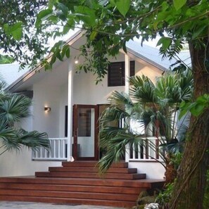 Mahimahi Residence | Premium bedding, desk, iron/ironing board, free WiFi - Mahimahi Villas (Saraotou)