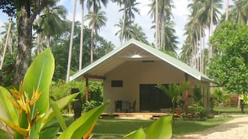 Mahimahi Villa Two | Premium bedding, desk, iron/ironing board, free WiFi