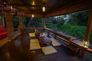 Petit déjeuner, déjeuner et dîner servis sur place, vue sur le jardin