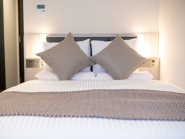 Coffre-fort, rideaux d’obscurcissement, fer et planche à repasser