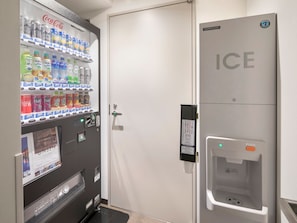 Vending machine - HOTEL MYSTAYS Midosuji Honmachi (Osaka)