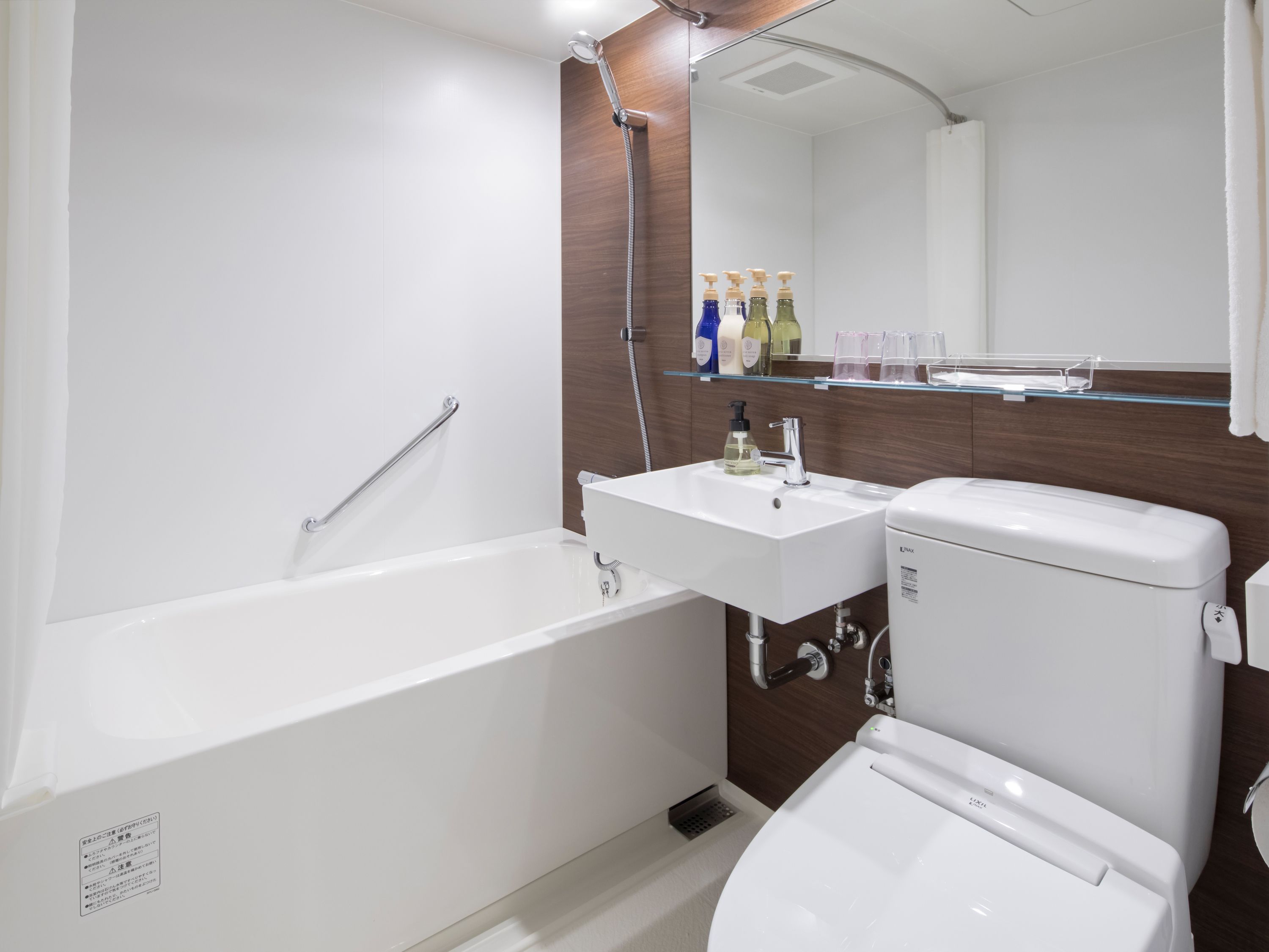 Une salle de bain moderne avec une baignoire, un lavabo et des toilettes.
