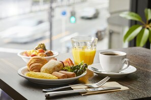 朝食 (ビュッフェ)、毎日提供 (1 名様 1800 JPY)