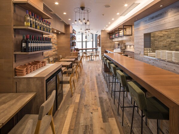 Breakfast, lunch and dinner served - HOTEL MYSTAYS Midosuji Honmachi (Osaka)