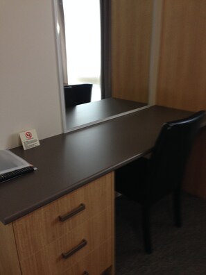 Desk, iron/ironing board, free WiFi, bed sheets - Albury Regent Motel (Albury)