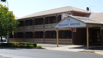 Experience the charm of The Albury Regent Motel, offering WiFi and television services, amidst a well-maintained environment.