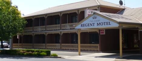 Fachada de la propiedad