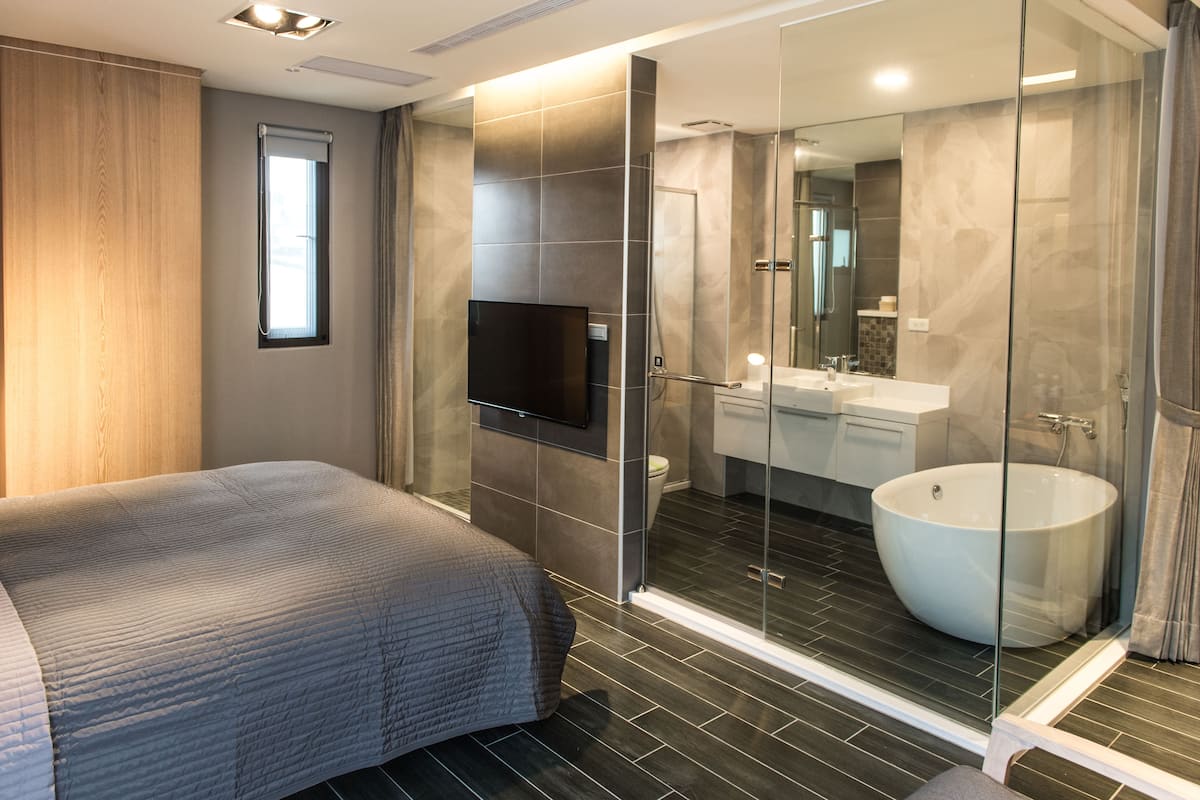 1 bedroom, premium bedding, down duvets, minibar