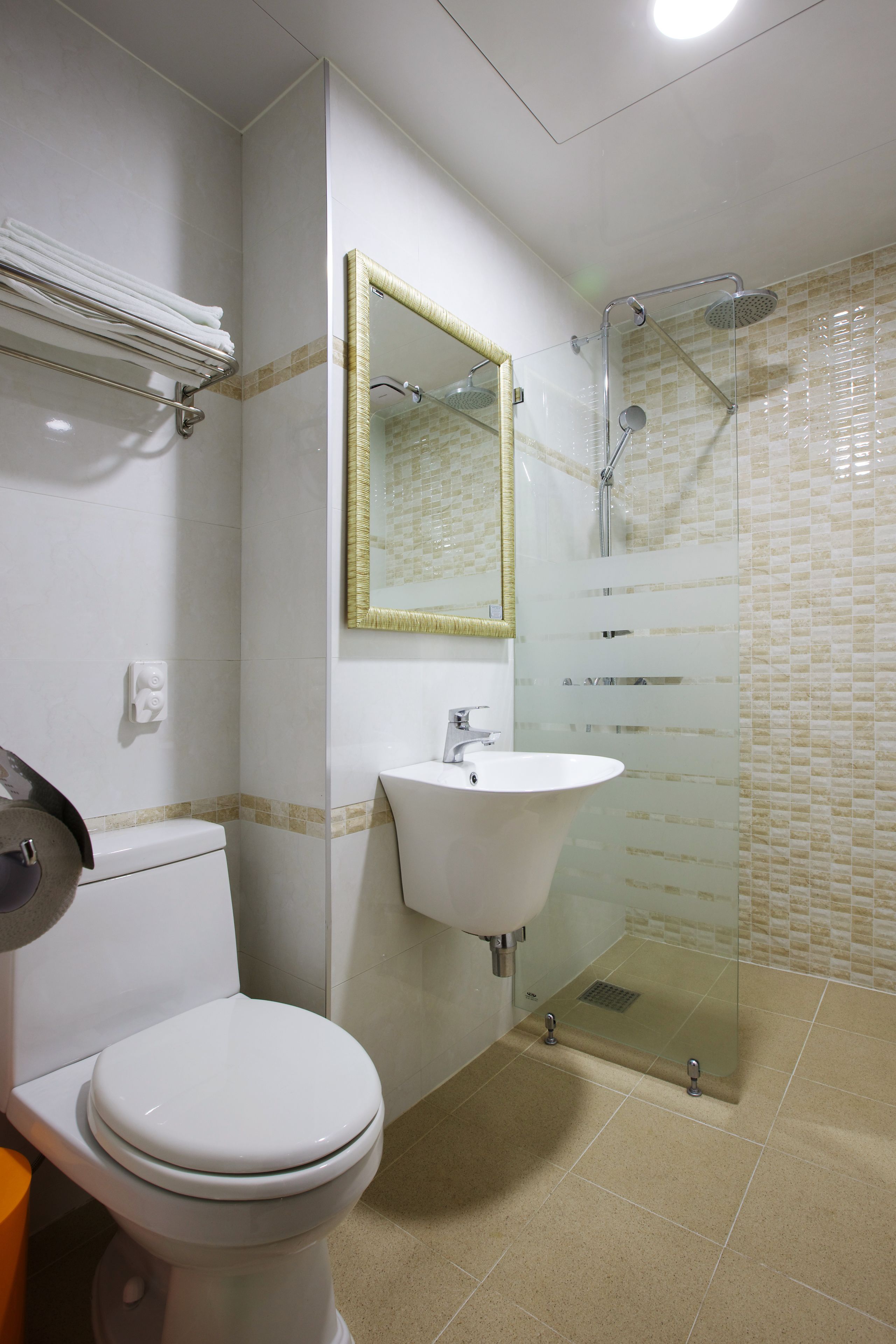 family twin room | bathroom | shower, free toiletries, hair dryer, towels