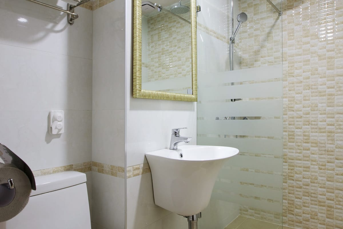 family twin room | bathroom | shower, free toiletries, hair dryer, towels