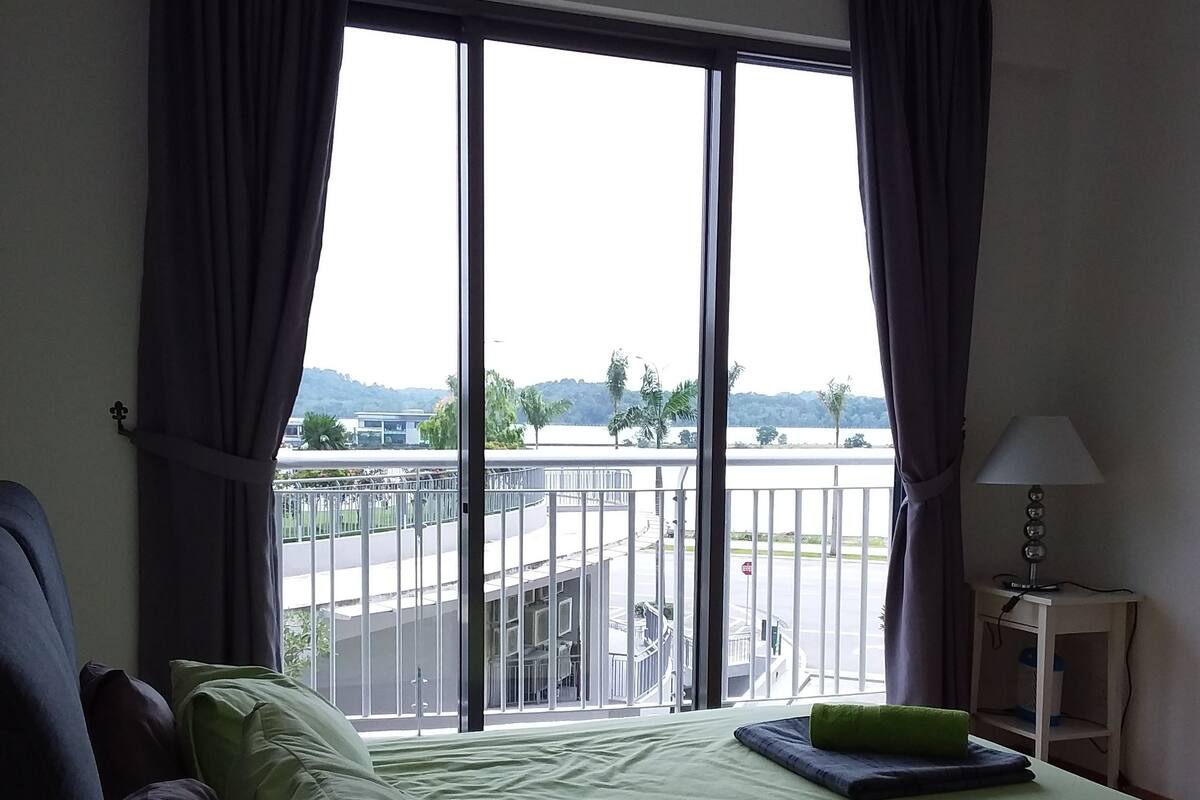1 dormitorio, ropa de cama de alta calidad, escritorio y cortinas opacas