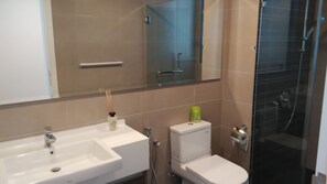 샤워 시설, 레인폴 샤워기, 무료 세면용품, 헤어드라이어