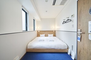 Down comforters, in-room safe, iron/ironing board, free WiFi - WeBase Hakata Hostel (Fukuoka)