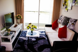 Apartment (Jelly Fish) | Wohnbereich | LCD-Fernseher