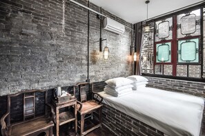 Escritorio, wifi gratis y ropa de cama