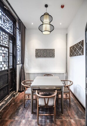 Mahjong Traditional Kang Bed Suite Room | Living area | TV - Elsewhere Hotel The former residence of the draft bank (Jinzhong)