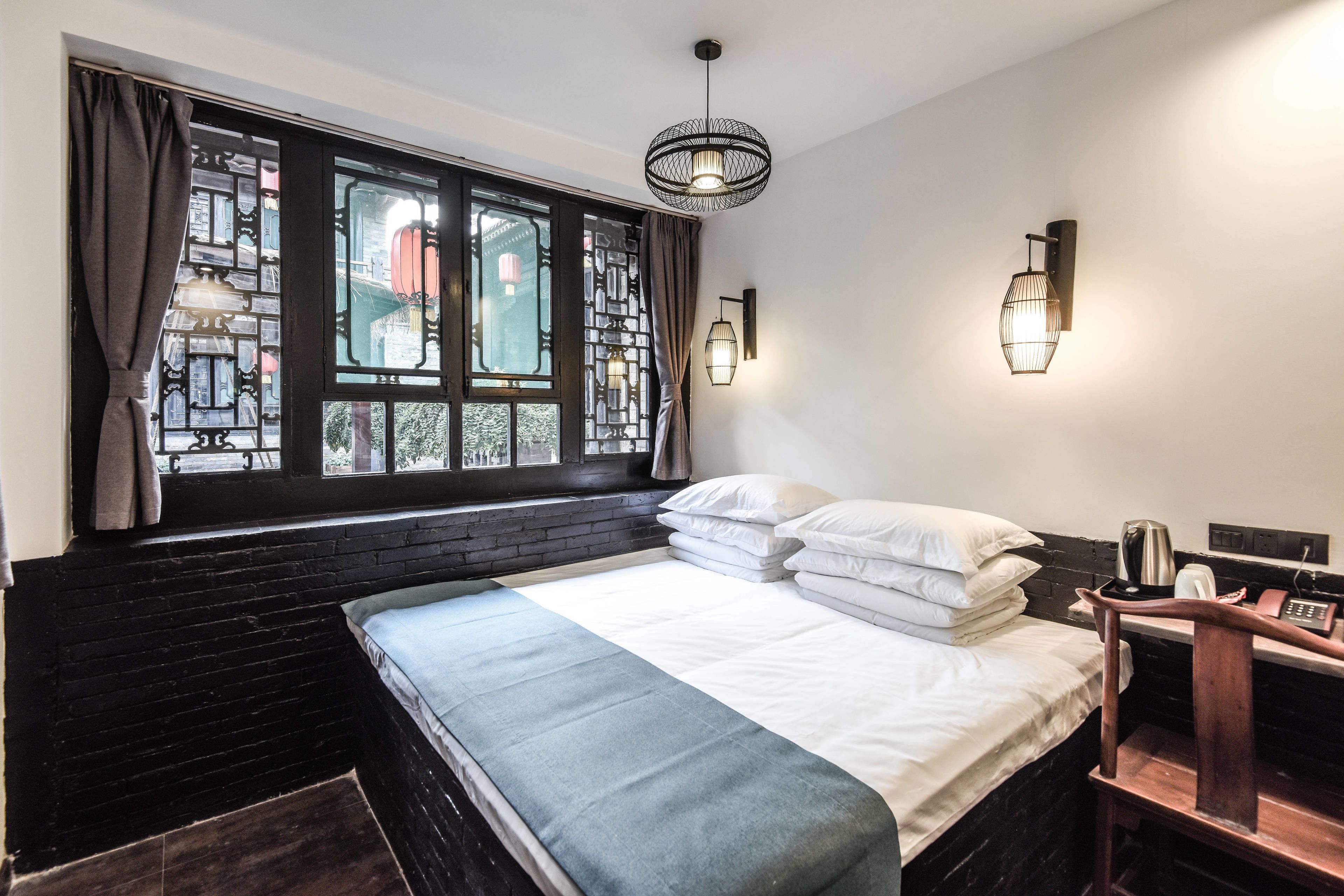 Een bureau, gratis wifi, beddengoed