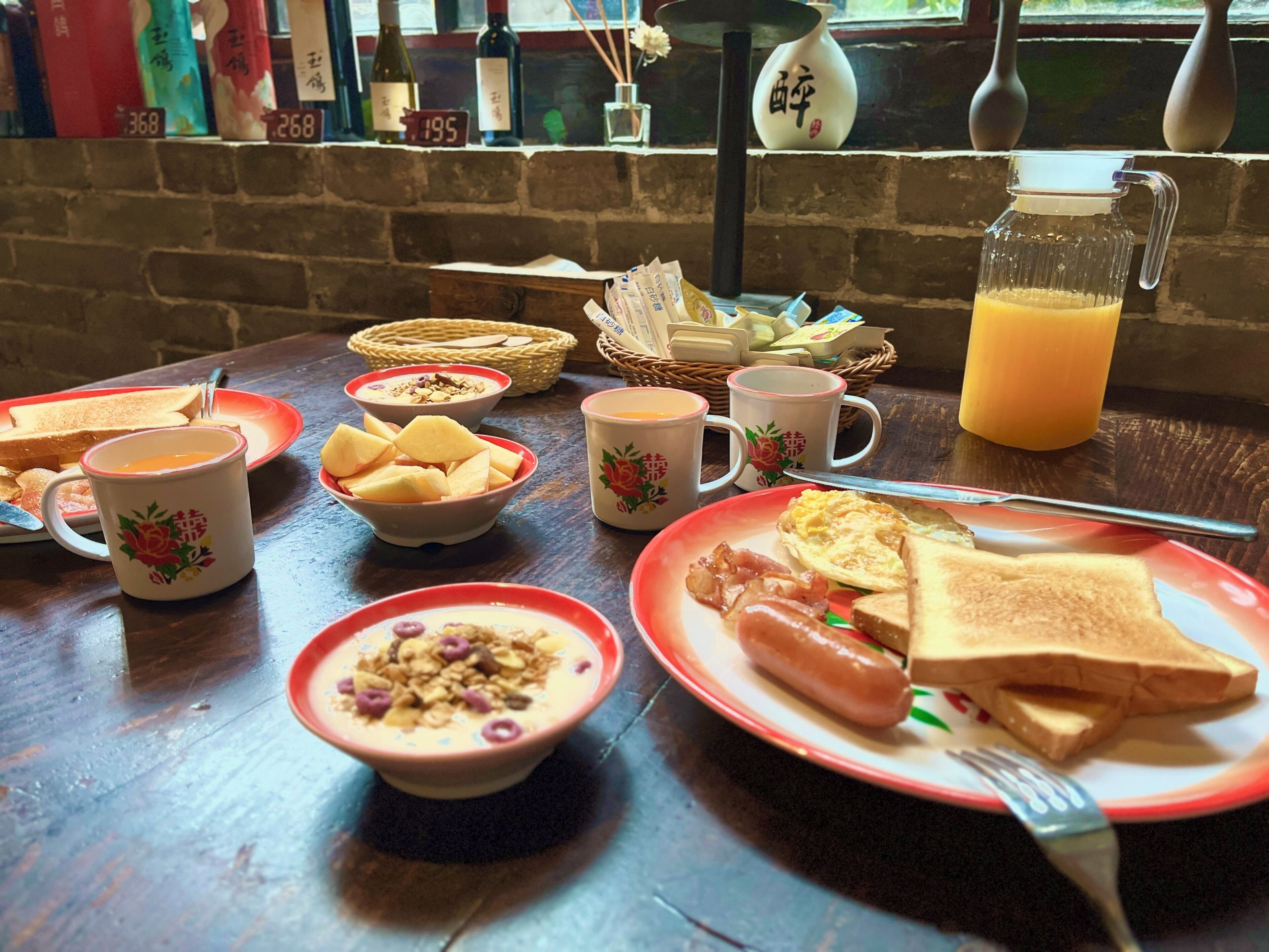 Daily continental breakfast (CNY 30 per person)