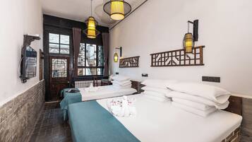 Habitación triple Prestigio | Escritorio, wifi gratis y ropa de cama