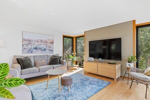 Maison exécutive | Aire de séjour | Téléviseur à écran plat