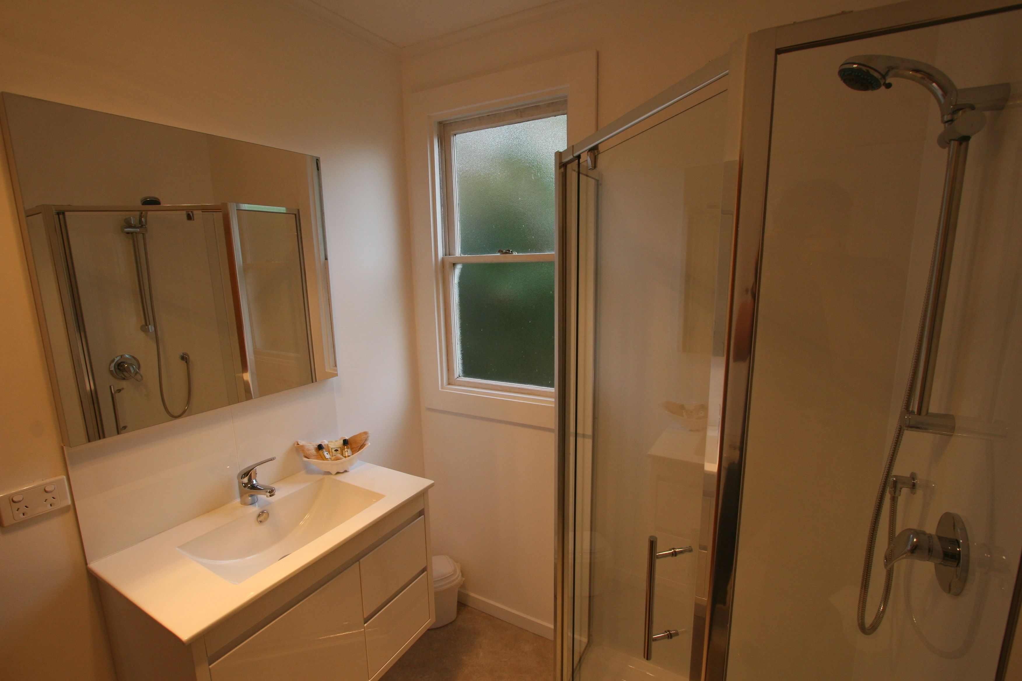 Cedar Cottages Blackmans Bay — image 10