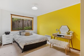 Maison exécutive | Literie de qualité, bureau, fer et planche à repasser