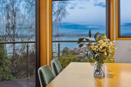 Executive House | In-room dining. Cedar Cottages Blackmans Bay