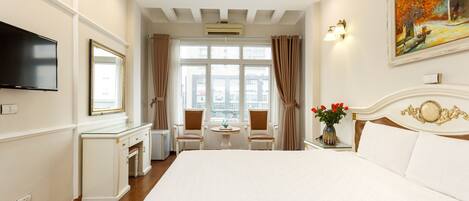 Minibar, desk, laptop workspace, free WiFi